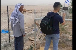 صور: مستعمرون يرفعون العلم الإسرائيلي على مدرسة  غرب أريحا