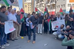 رام الله: متظاهرون يحرقون صور بلينكن قبيل لقائه الرئيس عباس