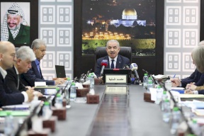 مجلس الوزراء يؤكد الاستمرار ببذل الجهود لإدخال المساعدات الفلسطينية من الضفة إلى غزة مباشرة