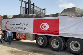 بدء دخول شاحنات تحمل مساعدات إلى قطاع غزة