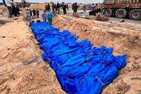 انتشال جثامين فلسطينيين بمقبرة جماعية داخل مجمع ناصر بخانيونس (فيديو)