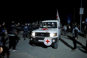 إسرائيل تعلن تسليم محتجزتين للصليب الأحمر في قطاع غزة