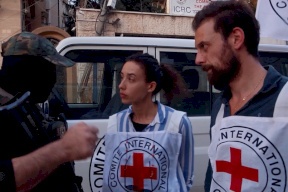 الصليب الأحمر يوبخ عائلات الاسرى الاسرائيليين: فكروا بالفلسطينيين