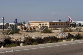 وفد من مجلس الأمن يصل مطار العريش لتفقد المساعدات الإنسانية لغزة