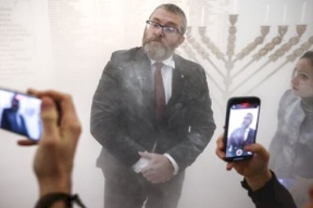 فيديو- برلماني بولندي يطفئ شموع عيد "الحانوكا" اليهودي