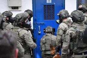 مفتش إدارة سجون الاحتلال يهدد بتصعيد قمع الأسرى