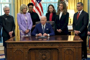 “أطفال غزة يُقتلون وبايدن يحتفل”.. موظفون بالبيت الأبيض يحتجون على الحرب بمقاطعة حفل رئاسي