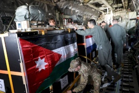 صور: عملية أردنية هولندية مشتركة لإنزال مساعدات ومواد إغاثية في غزة