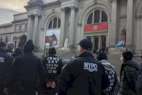 اعتقال 100 ناشط يهودي في نيويورك بعد عرقلتهم موكب بايدن (صور)