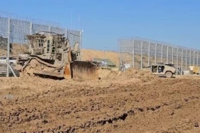 رغم قرار مجلس وزراء الاحتلال: عمال فلسطينيون يعملون في إسرائيل في بناء الجدار الجديد مع غزة