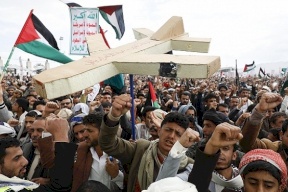 الحوثيون يعلنون استهداف مدمرتين أميركيتين وغارات على الحديدة باليمن