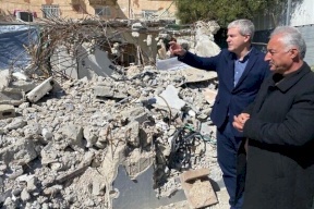 مسؤول أمريكي كبير يزور منزل فلسطيني هدمه الاحتلال بالقدس