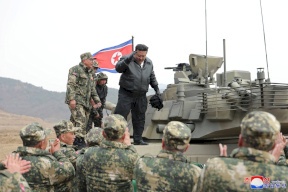 زعيم كوريا الشمالية يحضر عرضاً عسكرياً ويقود «الدبابة الأقوى في العالم»
