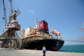  قبالة سواحل اليمن.. سفينة تصاب ثانية بصاروخ حوثي