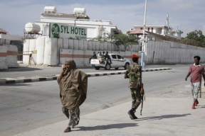 مهاجمون يقتحمون فندقاً قرب مكتب الرئيس في العاصمة الصومالية بعد انفجارات
