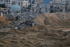 الاحتلال يفجر أحد مباني مجمع الشفاء ويروع النازحين (فيديو)
