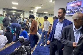 بعد أقل من شهر من الصلاة في كنائس المجر: المئات من المسلمين والمتضامنين يصلون لفلسطين في مسجد بودابست 