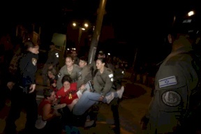متظاهرون يخترقون حصون منزل نتنياهو في القدس مطالبين بإتمام صفقة تبادل أسرى