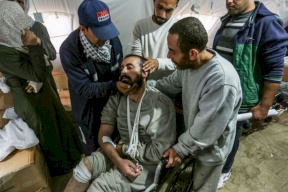 طبيب إسرائيلي يكشف عن انتهاكات مرعبة بحق أسرى غزة في معسكر "سديه تيمان"