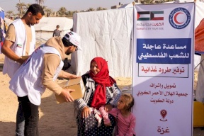 الهلال الأحمر الكويتي يبدأ المرحلة الثانية من توزيع الطرود الغذائية على النازحين الفلسطينيين (فيديو)