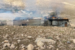 مستعمرون يحرقون 4 مساكن في تجمع راس العين البدوي شمال اريحا