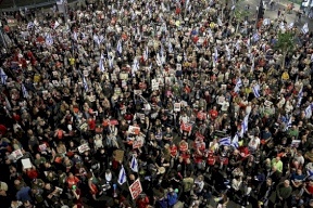 عشرات الآلاف يتظاهرون ضد حكومة نتنياهو ويطالبون بانتخابات فورية