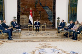 رئيس الوزراء يلتقي الرئيس المصري ويؤكدان على ضرورة وقف العدوان الإسرائيلي بغزة