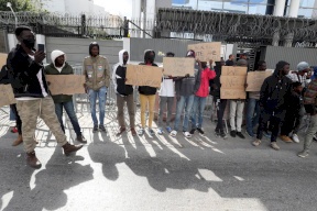 السلطات التونسية تزيل خياماً عشوائية لمهاجرين في العاصمة