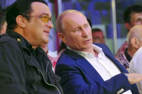  النجم السينمائي ستيفان سيغال معرض للعقوبات بسبب بوتين