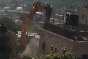 الاحتلال يهدم منزل الأسير نديم صبارنة في بيت أمر شمال الخليل (فيديو)