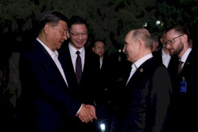 «لطيف بالنسبة لهما»... واشنطن تسخر من المعانقة بين الرئيسين الصيني والروسي