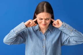 قد تؤدي بك إلى الاكتئاب والعزلة الإجتماعية.. ما هي حساسية الصوت وكيف يمكن علاجها؟