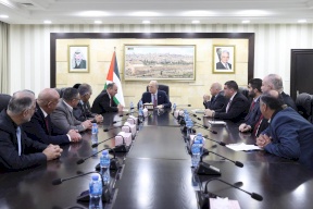 رئيس الوزراء يستقبل ممثلي الجمعية الاستهلاكية التعاونية لبحث أهداف المبادرة ودورها في دعم الموظفين