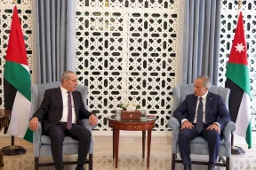 رئيس وزراء الأردن لنائب الرئيس الفلسطيني: "نقف لجانبكم"