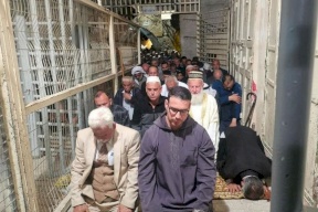 الاحتلال يمنع المواطنين من أداء صلاة الفجر في الحرم الإبراهيمي