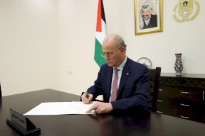 رئيس الوزراء يوقع قرارا بالمصادقة على إلزامية شراء المنتج الوطني في جميع العطاءات الحكومية