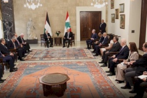 الرئيس عباس خلال لقائه نظيره اللبناني: مخيمات اللاجئين الفلسطينيين في لبنان هي تحت سيادة الدولة والجيش 