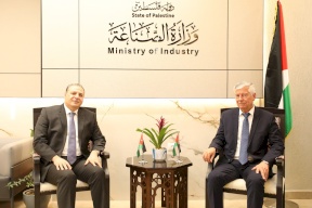 وزير الصناعة يلتقي سفير الأردن لدى فلسطين لبحث تعزيز العلاقات