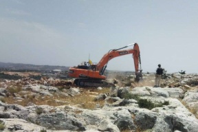 مستوطنون يشرعون بتجريف أراضٍ في قرية سرطة غرب سلفيت