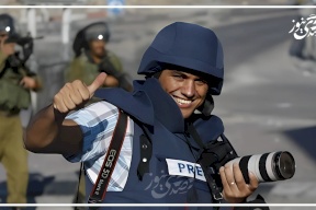 مستوطنون يعتدون على المصور الصحفي عصام الريماوي بالمغير شمال رام الله
