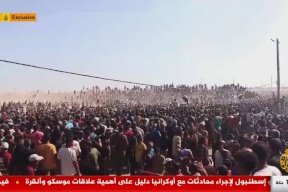 فيديو: جوعى غزة يقتحمون موقع توزيع المساعدات الأميركية برفح