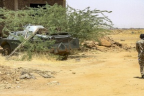 قنبلة موقوتة.. كيف يهدد كامل إدريس تحالفات الجيش السوداني؟