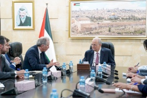 مصطفى يبحث مع الممثل الأوروبي الخاص لعملية السلام آخر المستجدات وجهود وقف إطلاق النار