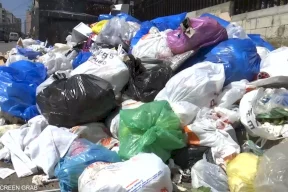 "تعالوا بالكمامات".. لبنانيون للسياح استهزاءً بأزمة النفايات