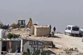 الاحتلال يهدم خيام المواطنين في خلة الضبع بمسافر يطا  ويعمل على إخلائهم قسراً
