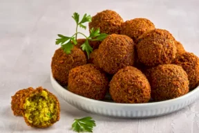في اليوم العالمي للفلافل.. تعرف على أصل الطعمية المصرية