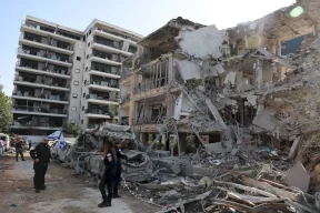 معاريف: صاروخ إيراني سقط بالقرب من منزل مسؤول أمني سابق كبير