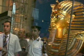 نقل القناع الذهبي لـ"توت عنخ آمون" لأكبر متحف بالعالم لرواية تاريخ مصر