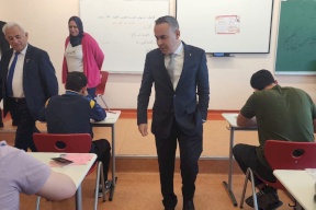 السفير أبو الرب يتفقد الاستعدادات النهائية لعقد امتحانات "التوجيهي" في مجمع المدارس الفلسطينية بالدوحة
