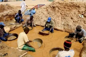 مأساة في السودان: مقتل 50 شخصًا إثر انهيار منجم ذهب